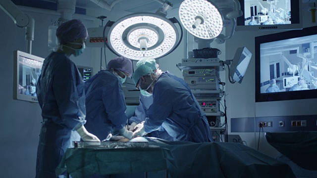 医疗队在现代手术室进行外科手术视频下载