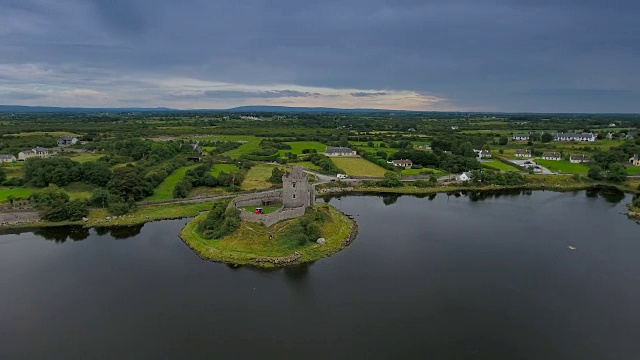 爱尔兰西部的邓瓜尔城堡鸟瞰图视频下载