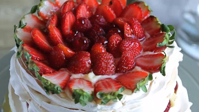 蛋奶沙司和草莓覆盆子蛋白蛋糕视频素材
