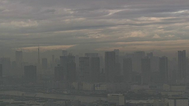 日本，东京天空在晨雾中视频素材