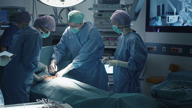 医生在手术室使用平板电脑。视频素材