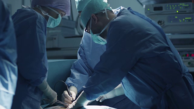 医疗队在现代手术室进行外科手术视频素材