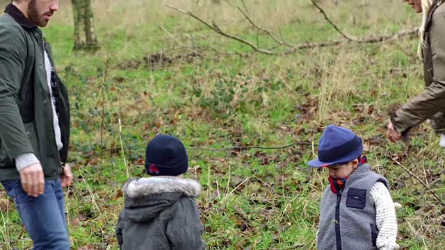 家庭在冬季散步在农村拍摄的R3D视频素材