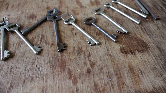许多古董钥匙从门视频下载