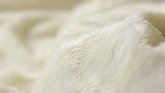 白色毛皮作为背景或纹理。温暖的毯子视频素材