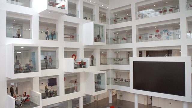 可以俯瞰现代大学建筑中庭的自习室视频素材