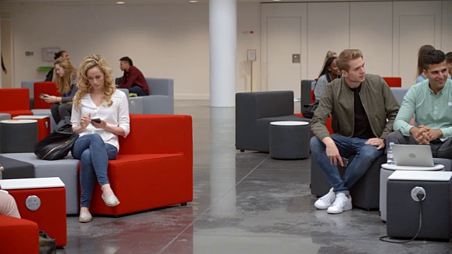 学生们在大学的大厅里放松和社交视频素材