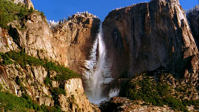 上优山美地瀑布与薄雾/优山美地国家公园，加利福尼亚视频下载