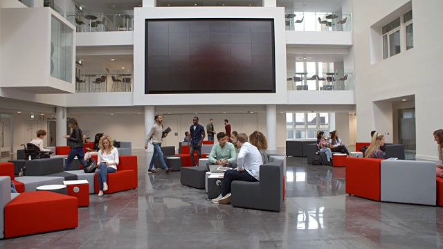 学生们在大学繁忙的大厅里来来往往视频素材