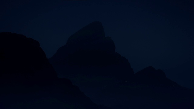 夜晚的迷雾山视频素材