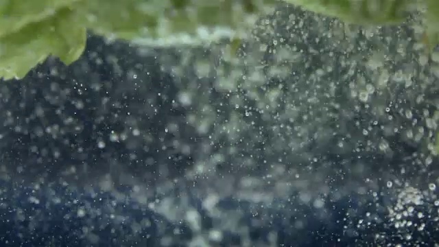两段跳绳坠入水中的视频，真正的慢动作视频素材