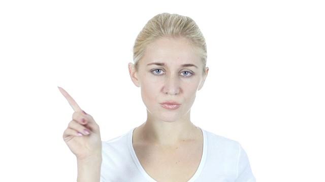 在白色背景下，挥舞手指的女人表示不视频下载
