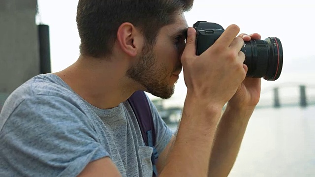 专业摄影师用他的相机拍照。视频素材