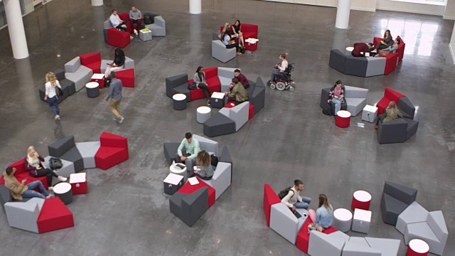 在一个繁忙的大学大厅里，学生们的高空拍摄，用R3D拍摄视频素材