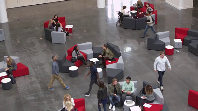 头顶手持拍摄的学生在大学大厅，拍摄的R3D视频素材