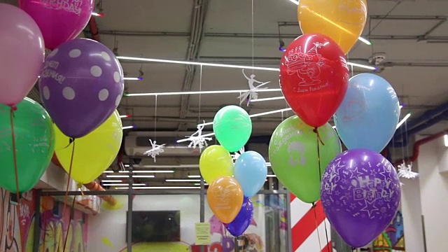 用彩色气球装饰生日派对视频素材