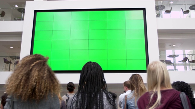 学生在中庭大屏幕下，近距离后视图，R3D拍摄视频素材