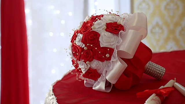 红色的婚礼花束放在美丽的房间里的婚礼录像艺术视频下载