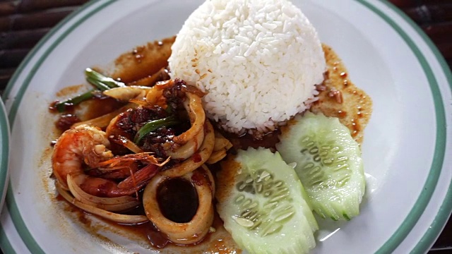 泰国当地快餐海鲜辣椒酱炒在米饭上视频素材