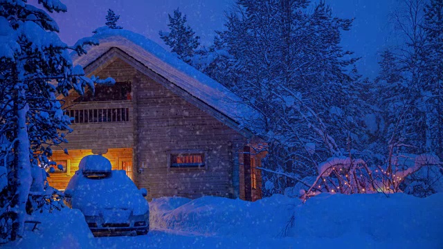 房子和汽车在黄昏森林和雪。UHD视频下载