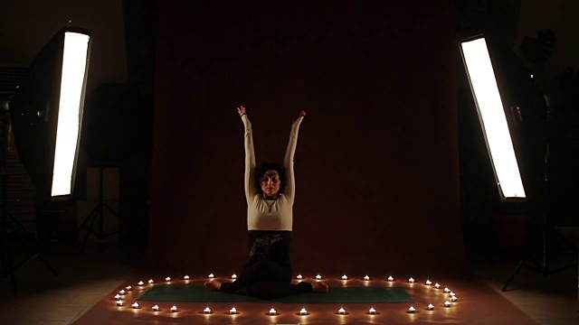 在蜡烛圈里做瑜伽的女人视频下载