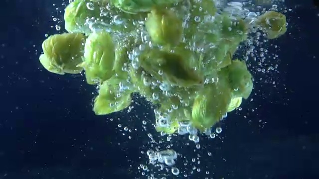 两段跳绳坠入水中的视频，真正的慢动作视频素材
