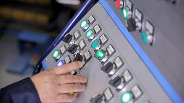 工业显示器，控制面板。工人用手操作现代工业设备的控制面板，按下按钮，切换开关。滑块拍摄视频下载