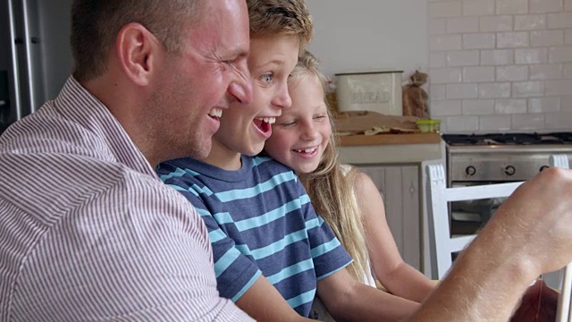 家庭自拍在数码平板电脑上拍摄R3D视频素材