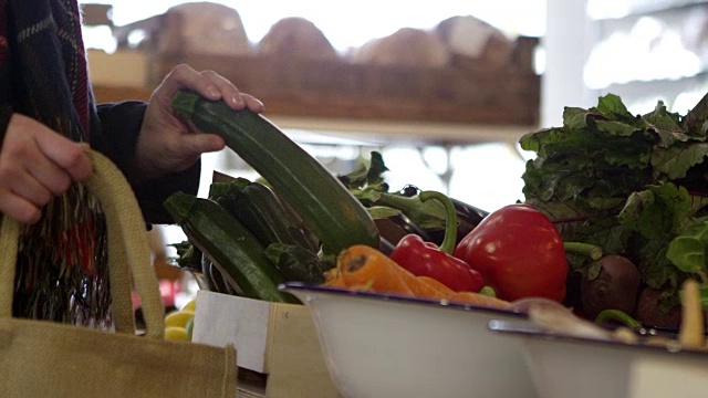 在熟食店购买农产品的女人拍摄的R3D视频素材