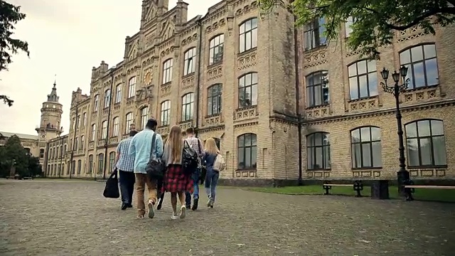 一群学生走到大学视频素材
