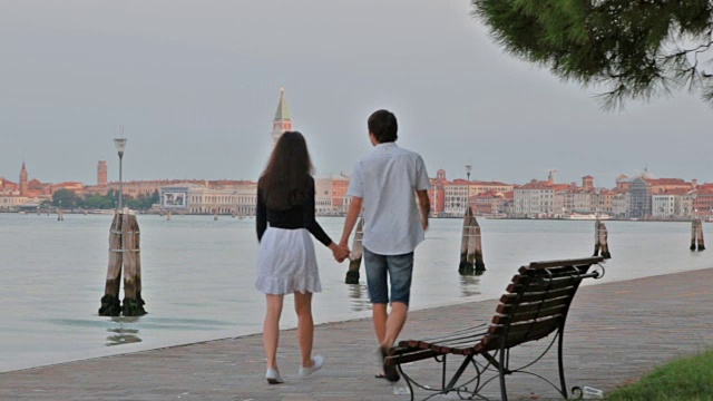 在意大利威尼斯的清晨，一对相爱的白种人家庭漫步在威尼斯的海景中视频下载