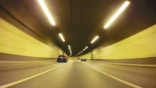 快速城市驾驶夜间公路隧道POV视频素材