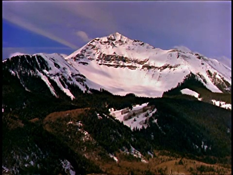 广角雪山与较低的森林覆盖的山在前景/圣胡安山脉，附近特柳赖德，科罗拉多州视频素材