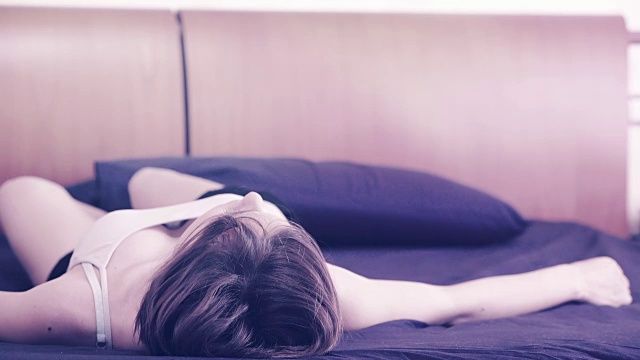 性感的女人在床上性感地移动视频素材