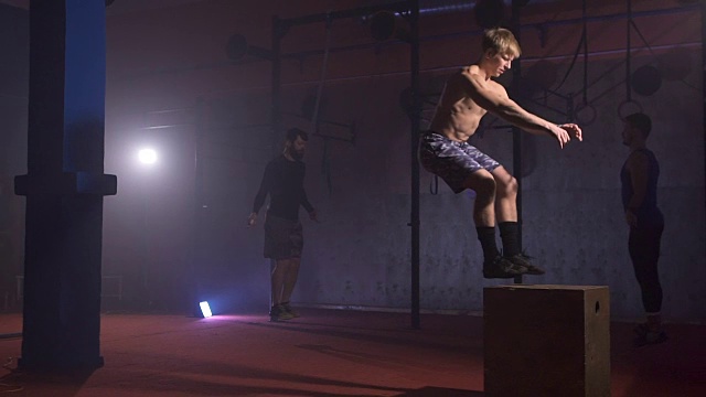 肌肉裸男在健身房做后空翻，在盒子上做慢动作视频下载