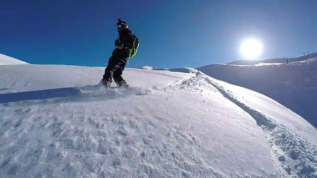 冬天，在山上滑雪胜地，骑着新鲜的粉末雪板免费滑雪视频素材