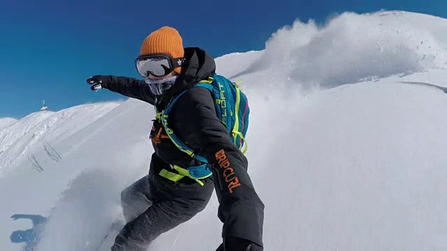自拍:极限自由滑板滑雪者在山上越野滑雪道上做粉状转弯视频素材