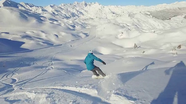 滑雪女孩在滑雪胜地的雪道上骑着新鲜的粉末雪视频素材