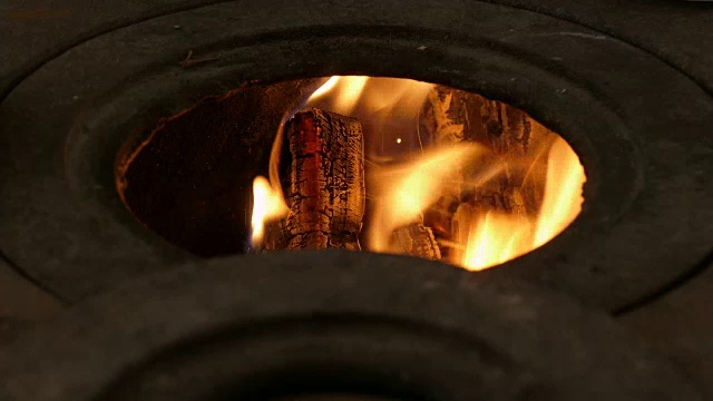 木柴在火中燃烧视频素材