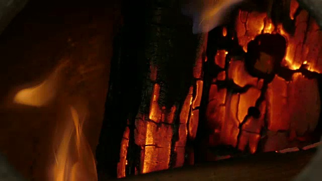 燃烧的木头之火，特写视频素材