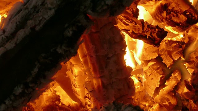 燃烧的木头之火，特写视频素材