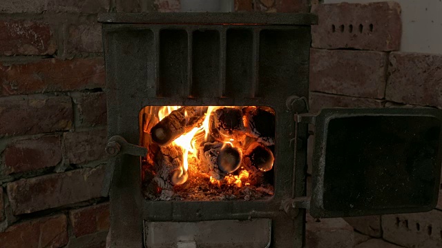 炉的背景是粗糙的砖视频素材