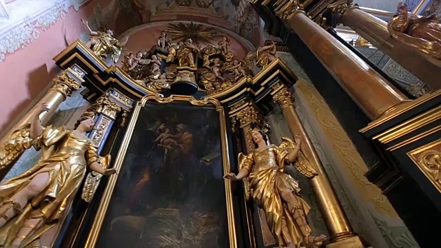 教堂里的圣像前立着金像视频下载