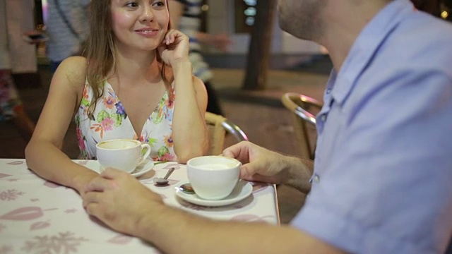 户外咖啡厅里相爱的情侣。男人和美女在约会视频下载