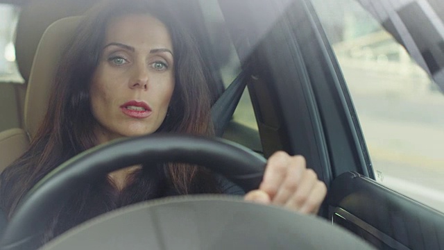 迷人的微笑商务女性驾驶汽车视频素材