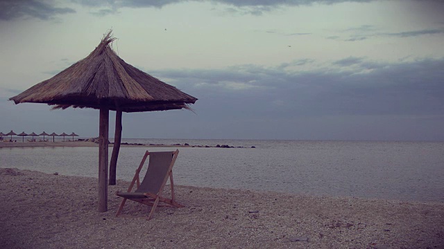 靠近海岸的单人沙滩椅和伞视频素材