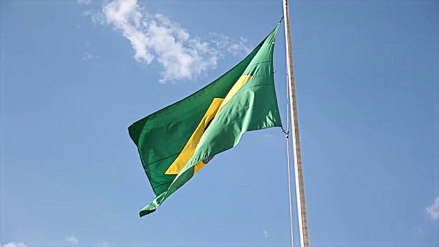 在风中飘扬的巴西国旗视频素材