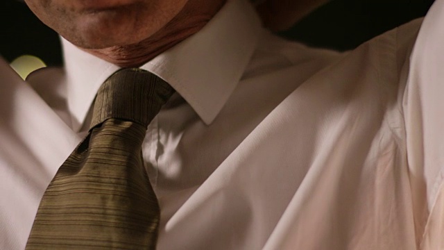 一个男人在自己系领带。特写慢动作。视频下载