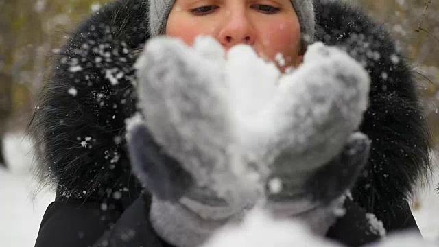 女孩吹雪用手在缓慢的特写视频下载