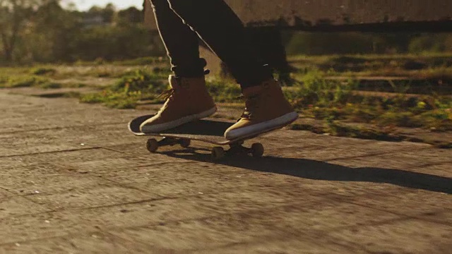 城市环境中的男子户外滑板。视频素材